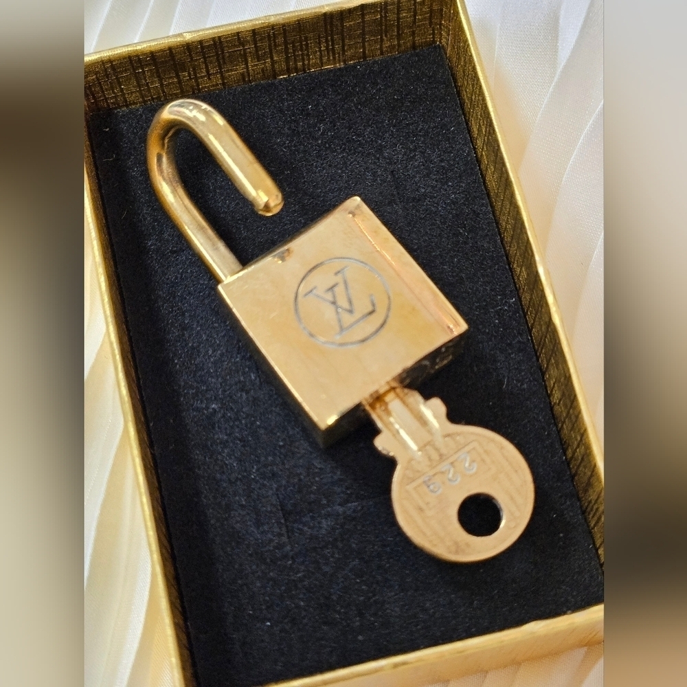 Louis Vuitton #229 RARE Brass Lock & Key - Picture 3 of 6